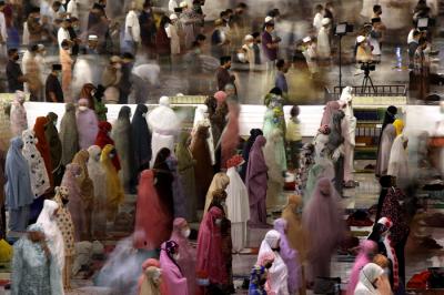 Jemaah melaksanakan ibadah shalat tarawih perdana bulan suci Ramadan 1442 Hijriah di Masjid Nasional Al Akbar Surabaya, Jawa Timur, Senin (12/4/2021).
