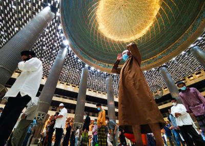 Umat Islam melaksanakan Shalat Tarawih berjamaah di Masjid Istiqlal, Jakarta, Senin (12/4/2021).