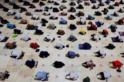 Umat Islam melaksanakan Shalat Tarawih berjamaah di Masjid Istiqlal, Jakarta, Senin (12/4/2021).