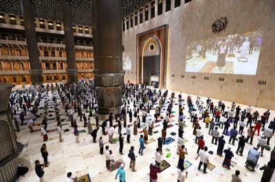 Umat Islam melaksanakan Shalat Tarawih berjamaah di Masjid Istiqlal, Jakarta, Senin (12/4/2021).