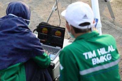 Tim Hilal BMKG mengamati matahari terbenam menggunakan teleskop saat melakukan pemantauan hilal di Taman Impian Jaya Ancol, Jakarta Utara, Senin (12/4/2021).