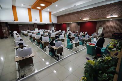 Siswa peserta gelombang I Ujian Tulis Berbasis Komputer mengikuti seleksi bersama masuk perguruan tinggi negeri 2021 di Jakarta, Senin, (12/4/2021).