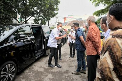 Mendag Muhammad Lutfi bersama Gubernur Jawa Barat Ridwan Kamil saat melakukan kunjungan kerja di Pasar Kosambi dan Sederhana, Bandung, Selasa (13/4/2021).