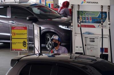 Pengendara mengisi BBM di Stasiun Pengisian Bahan Bakar Umum (SPBU) Pertamina, Jalan Rasuna Said, Kuningan, Jakarta, Selasa (13/4/2021).