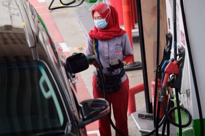 Pengendara mengisi BBM di Stasiun Pengisian Bahan Bakar Umum (SPBU) Pertamina, Jalan Rasuna Said, Kuningan, Jakarta, Selasa (13/4/2021).