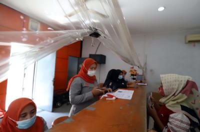 Warga mengantre saat pengambilan Bantuan Sosial Tunai (BST) di Kantor Pos di kawasan Parung, Bogor, Jawa Barat, Rabu (14/4/2021).