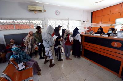 Warga mengantre saat pengambilan Bantuan Sosial Tunai (BST) di Kantor Pos di kawasan Parung, Bogor, Jawa Barat, Rabu (14/4/2021).