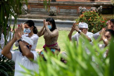 Umat Hindu mengikuti persembahyangan saat merayakan Hari Raya Galungan di Pura Amerta Jati, Cinere, Depok, Jawa Barat, Rabu (14/4/2021).