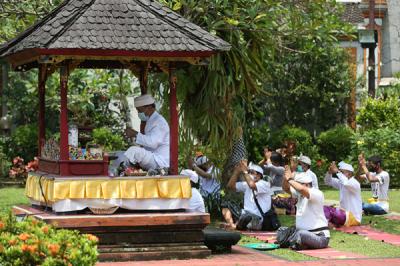 Umat Hindu mengikuti persembahyangan saat merayakan Hari Raya Galungan di Pura Amerta Jati, Cinere, Depok, Jawa Barat, Rabu (14/4/2021).