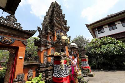 Umat Hindu mengikuti persembahyangan saat merayakan Hari Raya Galungan di Pura Amerta Jati, Cinere, Depok, Jawa Barat, Rabu (14/4/2021).