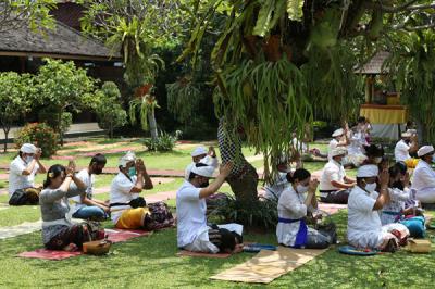Umat Hindu mengikuti persembahyangan saat merayakan Hari Raya Galungan di Pura Amerta Jati, Cinere, Depok, Jawa Barat, Rabu (14/4/2021).