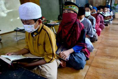 Anak-anak melakukan setoran ayat Al Quran saat kegiatan homeschooling berbasis pesantren Paket A di Skoba Madani, Parung, Bogor, Jawa Barat, Rabu (14/4/2021).