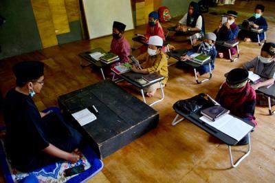 Anak-anak melakukan setoran ayat Al Quran saat kegiatan homeschooling berbasis pesantren Paket A di Skoba Madani, Parung, Bogor, Jawa Barat, Rabu (14/4/2021).