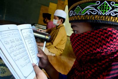 Anak-anak melakukan setoran ayat Al Quran saat kegiatan homeschooling berbasis pesantren Paket A di Skoba Madani, Parung, Bogor, Jawa Barat, Rabu (14/4/2021).