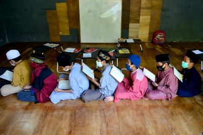 Anak-anak melakukan setoran ayat Al Quran saat kegiatan homeschooling berbasis pesantren Paket A di Skoba Madani, Parung, Bogor, Jawa Barat, Rabu (14/4/2021).