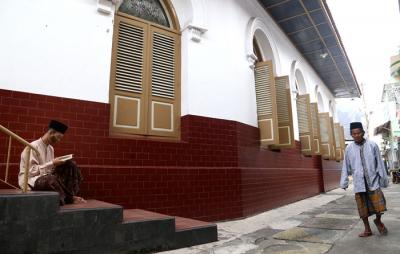 Umat Muslim membaca Alquran di Masjid Peneleh Surabaya, Jawa Timur, Rabu (14/4/2021).