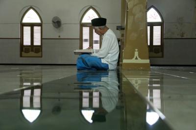 Umat Muslim membaca Alquran di Masjid Peneleh Surabaya, Jawa Timur, Rabu (14/4/2021).