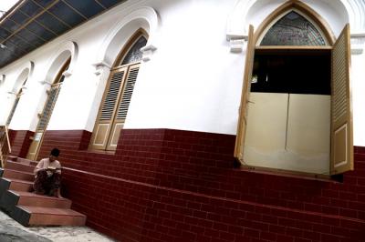 Umat Muslim membaca Alquran di Masjid Peneleh Surabaya, Jawa Timur, Rabu (14/4/2021).