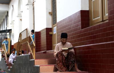 Umat Muslim membaca Alquran di Masjid Peneleh Surabaya, Jawa Timur, Rabu (14/4/2021).