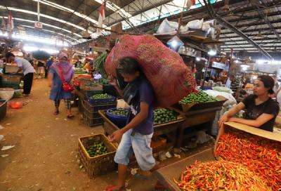Pedagang melakukan aktivitas di Pasar Induk, Kramat Jati, Jakarta Timur, Rabu (14/4/2021).