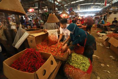 Pedagang melakukan aktivitas di Pasar Induk, Kramat Jati, Jakarta Timur, Rabu (14/4/2021).