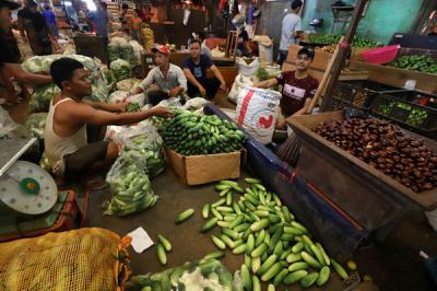 Pedagang melakukan aktivitas di Pasar Induk, Kramat Jati, Jakarta Timur, Rabu (14/4/2021).