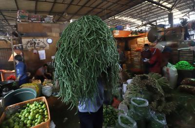 Pedagang melakukan aktivitas di Pasar Induk, Kramat Jati, Jakarta Timur, Rabu (14/4/2021).