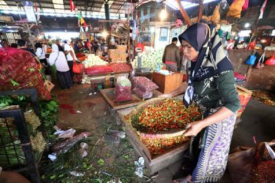 Pedagang melakukan aktivitas di Pasar Induk, Kramat Jati, Jakarta Timur, Rabu (14/4/2021).