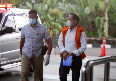 Tersangka mantan Direktur Utama PT Pelindo II (Persero) Richard Joost Lino (kanan) tiba untuk menjalani pemeriksaan di gedung KPK, Jakarta, Rabu (14/4/2021).