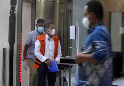 Tersangka mantan Direktur Utama PT Pelindo II (Persero) Richard Joost Lino (kanan) tiba untuk menjalani pemeriksaan di gedung KPK, Jakarta, Rabu (14/4/2021).