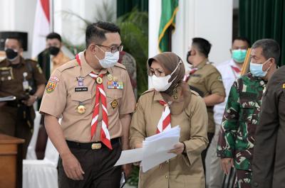 Gubernur Jawa Barat Ridwan Kamil saat menghadiri Rapat Komite Kebijakan Penanganan Covid-19 dan Pemulihan Ekonomi Daerah, di Bandung, Rabu (14/4/2021).