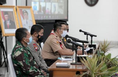 Gubernur Jawa Barat Ridwan Kamil saat menghadiri Rapat Komite Kebijakan Penanganan Covid-19 dan Pemulihan Ekonomi Daerah, di Bandung, Rabu (14/4/2021).