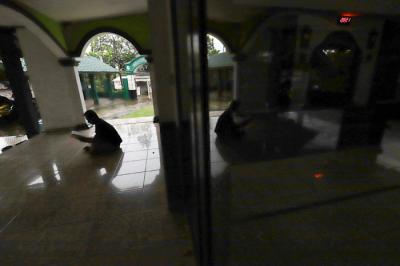 Siluet umat Muslim saat Tadarus Alquran pada hari kedua bulan Ramadhan di salah satu Masjid di kawasan Bogor, Jawa Barat, Rabu (14/4/2021).