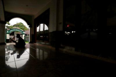 Siluet umat Muslim saat Tadarus Alquran pada hari kedua bulan Ramadhan di salah satu Masjid di kawasan Bogor, Jawa Barat, Rabu (14/4/2021).