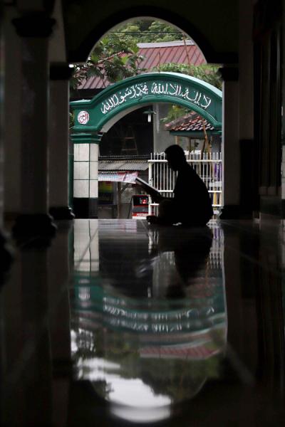 Siluet umat Muslim saat Tadarus Alquran pada hari kedua bulan Ramadhan di salah satu Masjid di kawasan Bogor, Jawa Barat, Rabu (14/4/2021).