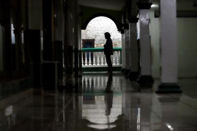 Siluet umat Muslim saat Tadarus Alquran pada hari kedua bulan Ramadhan di salah satu Masjid di kawasan Bogor, Jawa Barat, Rabu (14/4/2021).