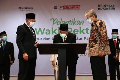 Rektor Universitas Muhammadiyan Surabaya Sukadiono (kiri) memimpin ikrar sumpah jabatan saat melantik jajaran Wakil Rektor di Jawa Timur, Rabu (14/4/2020).