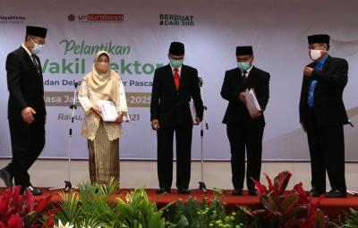 Rektor Universitas Muhammadiyan Surabaya Sukadiono (kiri) memimpin ikrar sumpah jabatan saat melantik jajaran Wakil Rektor di Jawa Timur, Rabu (14/4/2020).