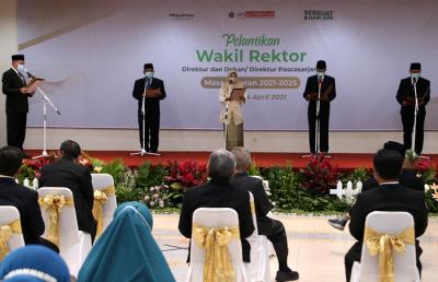 Rektor Universitas Muhammadiyan Surabaya Sukadiono (kiri) memimpin ikrar sumpah jabatan saat melantik jajaran Wakil Rektor di Jawa Timur, Rabu (14/4/2020).