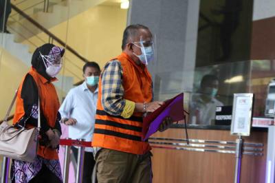 Anggota DPRD Propinsi Jawa Barat periode 2014-2019 Ade Barkah Surahman dan Siti Aisyah Tuti Handayani usai menjalani pemeriksaan di KPK, Kamis (15/4/2021).