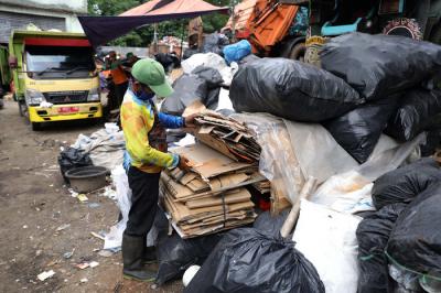 Pekerja memilah sampah di Dipo pembuangan Sampah di Jakarta, Kamis (15/4/2021).