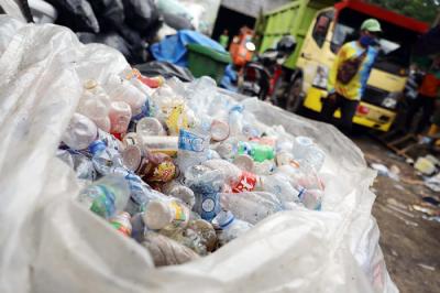 Pekerja memilah sampah di Dipo pembuangan Sampah di Jakarta, Kamis (15/4/2021).