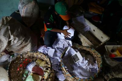 Pekerja memilah sampah di Dipo pembuangan Sampah di Jakarta, Kamis (15/4/2021).