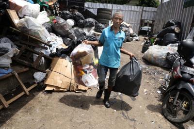 Pekerja memilah sampah di Dipo pembuangan Sampah di Jakarta, Kamis (15/4/2021).
