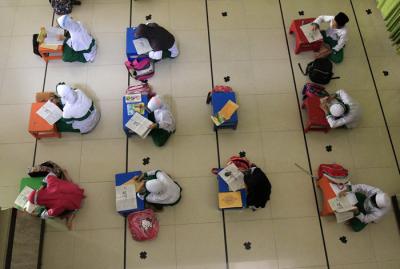 Anak-anak belajar membaca Alquran di Masjid Jami At Taqwa, Jakarta, Kamis (15/4/2021).