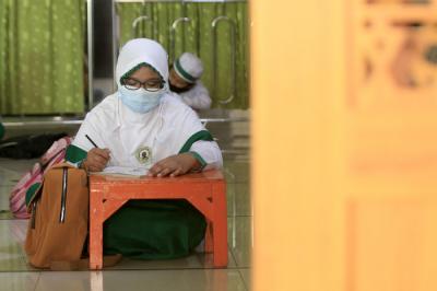 Anak-anak belajar membaca Alquran di Masjid Jami At Taqwa, Jakarta, Kamis (15/4/2021).