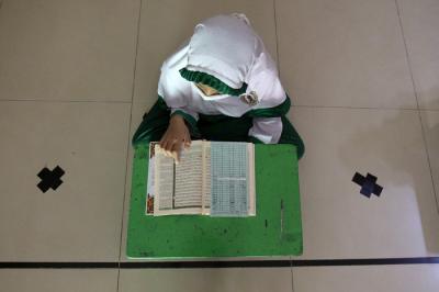 Anak-anak belajar membaca Alquran di Masjid Jami At Taqwa, Jakarta, Kamis (15/4/2021).