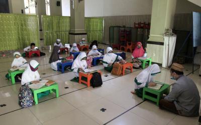 Anak-anak belajar membaca Alquran di Masjid Jami At Taqwa, Jakarta, Kamis (15/4/2021).