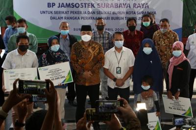 Wali Kota Surabaya Eri Cahyadi saat serah terima bantuan beras di halaman kantor Pemerintah Kota Surabaya, Jawa Timur, Kamis (15/4/2021).