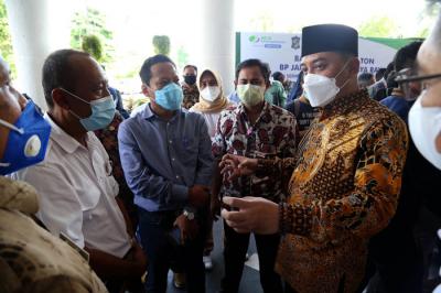 Wali Kota Surabaya Eri Cahyadi saat serah terima bantuan beras di halaman kantor Pemerintah Kota Surabaya, Jawa Timur, Kamis (15/4/2021).